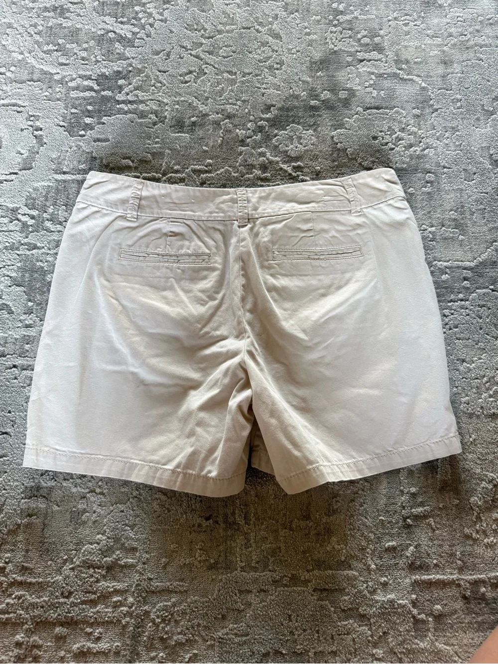 Loft Women's Classic Mid-Rise 6” Cream Cotton Shorts size 8